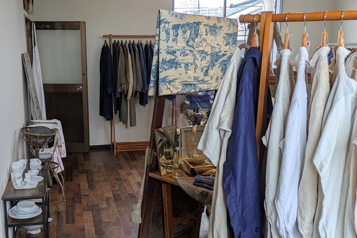 LOGUE店内のラック。リネンのシャツやヴィンテージのワークウェアが並ぶ