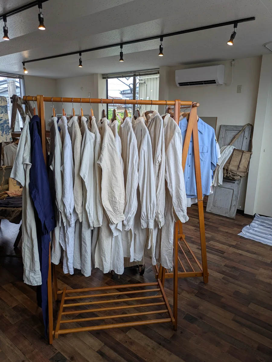 LOGUE店内。白いシャツとリネンのラック